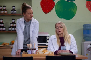 Pierwsza miłość, odcinek 4173: Biały przygotowuje się do świętowania, nieświadomy, że Angelika toczy walkę o życie