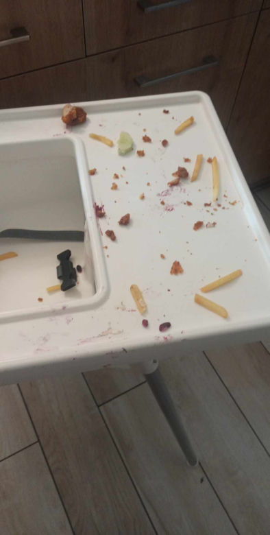 Pokazali, jak wygląda stolik po wizycie rodziny z dziećmi i rozpętali burzę. "To jest pikuś" 