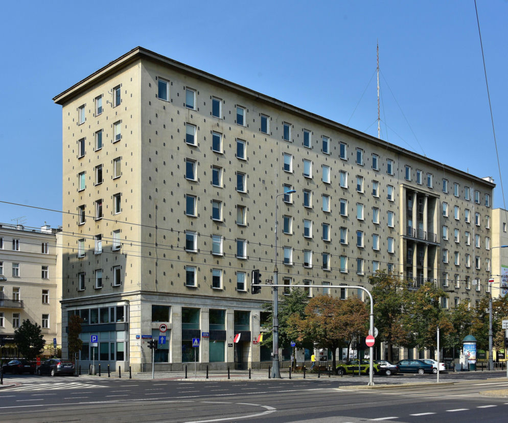 Socrealistyczny biurowiec przy Marszałkowskiej 77/79. O zmianach w budynku WOT przeczytasz na portalu Architektura.