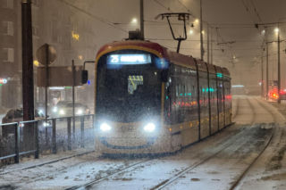 Pogoda spowodowała utrudnienia w Warszawie. Zmiany dla tramwajów, autobusów, pociągów