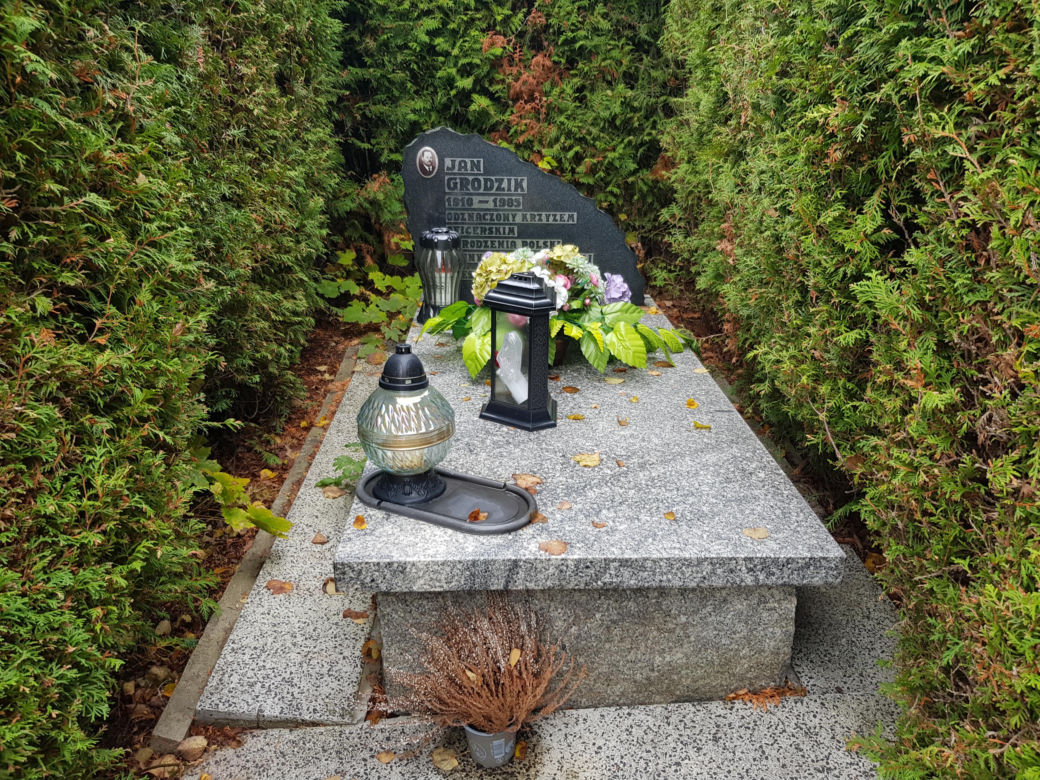 Zrobiliśmy spacer po białostockich nekropoliach. Sprawdź w jakim stanie są nagrobki historycznych postaci [ZDJĘCIA]