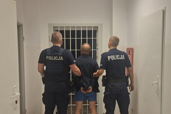 Dwaj policjanci prowadzą skutego mężczyznę pod celę. O zatrzymaniu złodzieja z Góry przeczytasz na Eska Leszno.