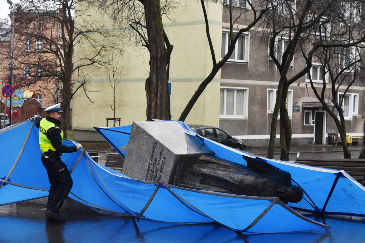 Przewrócony pomnik ks. Henryka Jankowskiego