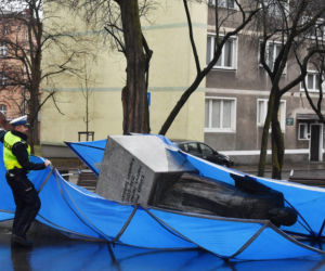Przewrócony pomnik ks. Henryka Jankowskiego