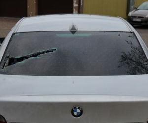 Kolno. Mężczyzna zaparkował bmw na ulicy. Chwilę później nie miał szyb [ZDJĘCIA]