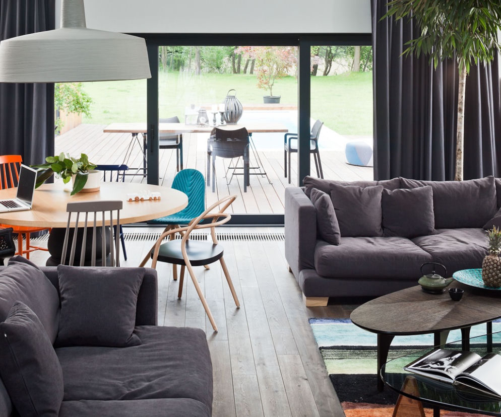 Salon z widokiem na otaczającą przyrodę