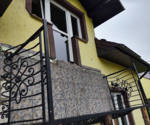 Stara Wieś. W domu jednorodzinnym URWAŁ SIĘ balkon! Trzy osoby w szpitalu