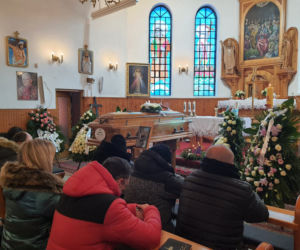 Pogrzeb ofiar wypadku pod Tarczynem. Anielka i Jaś spoczną z mamusią w jednym grobie
