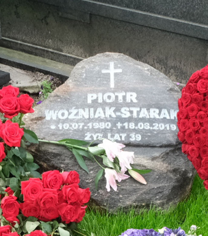Jak zmienił się grób Piotra Woźniaka-Starak?