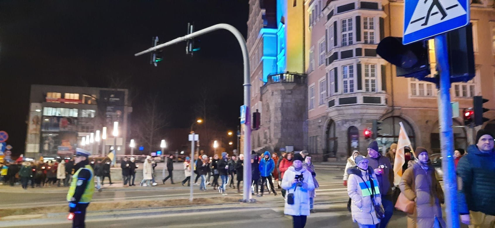 Olsztyn. Demonstracja przeciwko wojnie na Ukrainie. Ludzie nieśli znicze i flagi [ZDJĘCIA]