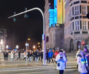 Olsztyn. Demonstracja przeciwko wojnie na Ukrainie. Ludzie nieśli znicze i flagi [ZDJĘCIA]