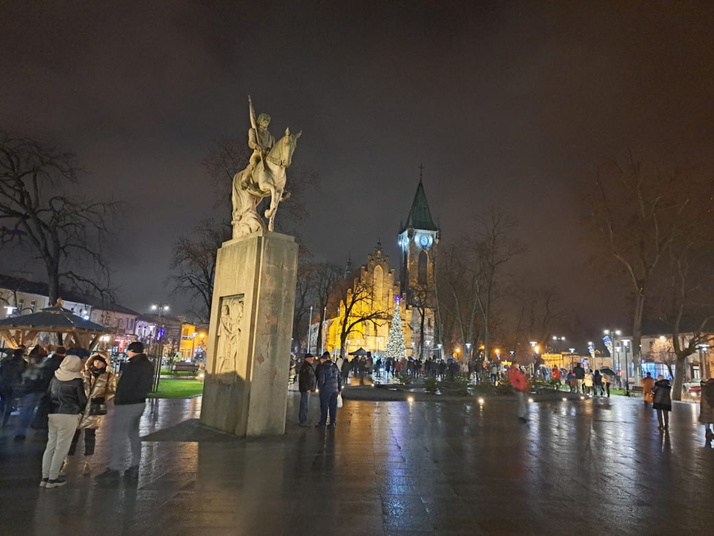Wystartował Jarmark Bożonarodzeniowy w Końskich. W rynku odpalili choinkę