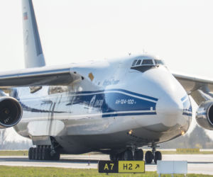 Gigantyczny samolot na lotnisku Chopina