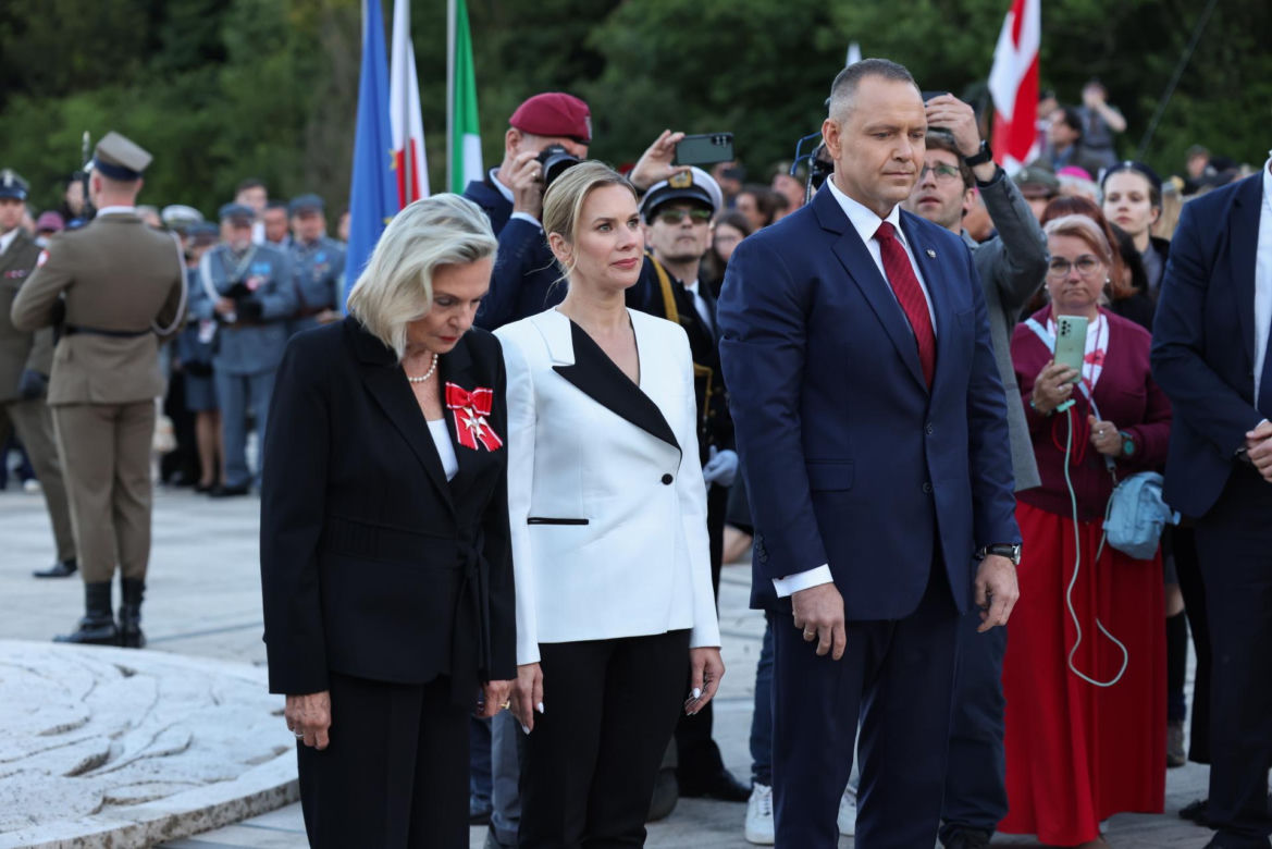 Prezydent RP Karol Nawrocki i pierwsza dama Marta Nawrocka podczas polowej mszy świętej na Polskim Cmentarzu Wojennym pod Monte Cassino