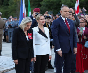 Prezydent RP Karol Nawrocki i pierwsza dama Marta Nawrocka podczas polowej mszy świętej na Polskim Cmentarzu Wojennym pod Monte Cassino