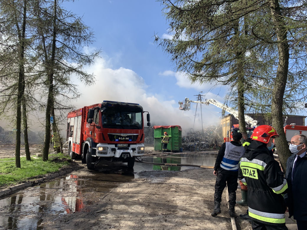 Pożar składowiska w Łowiczku! 19 zastępów straży pożarnej w akcji