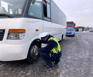 Kontrole autokarów wiozących dzieci i młodzież na zimiowy wypoczynek