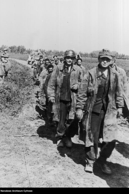 Czarny sen Wermachtu ziścił się trafili w niewolę jeniecką Sowietów, maj 1945. 