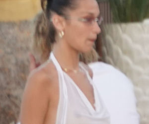 Bella Hadid bez stanika