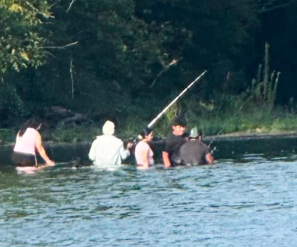 Pięcioro wędkarzy brodzi w rzece Scioto przed tragedią. O szczegółach tego dramatu przeczytasz na Eska.
