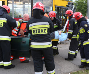 Suzuki wjechało pod tramwaj w Warszawie