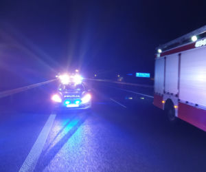 Kosztowna kolizja. W nocy w pow. kościańskim kierowca BMW wjechał w bariery energochłonne