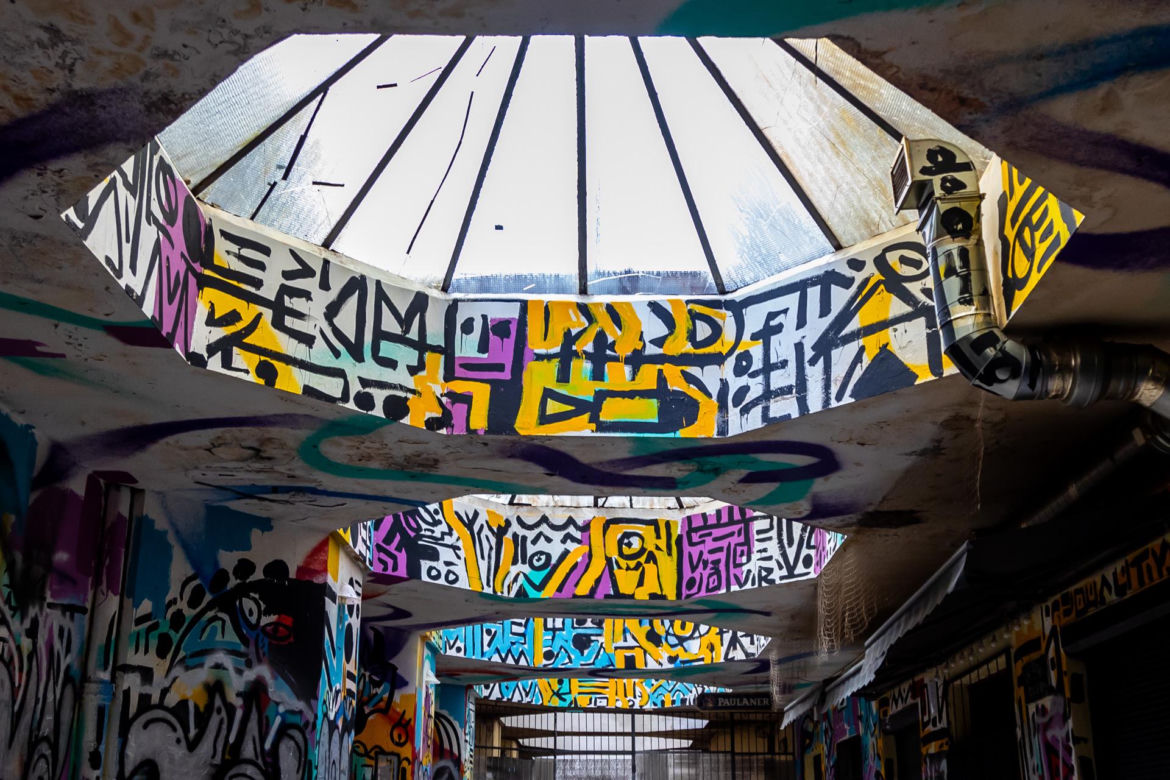 Pasaż Italia - zobacz, jak dziś wygląda zaniedbany zabytek. Nowe graffiti już przykryto kolejnym