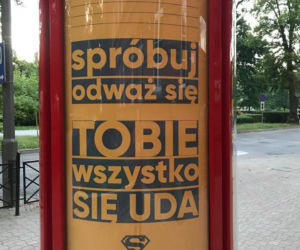 W Ełku stanął słup na DOBRE wiadomości. Nietypowa akcja zaskoczyła mieszkańców [FOTO]