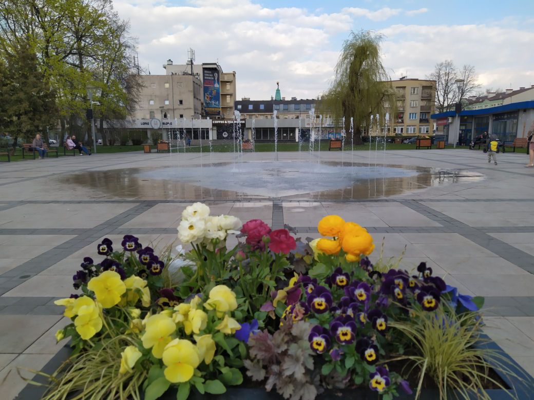 Plac Generała Sikorskiego w Siedlcach i fontanna multimedialna w wiosennej szatce