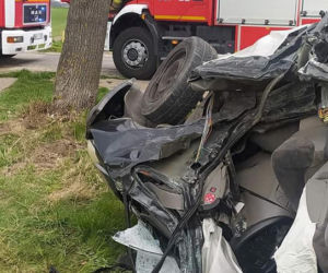 Potworne zderzenie pod Płockiem. Citroena wjechał prosto pod tira. 39-latkę i jej pasażera zabrała karetka [ZDJĘCIA]