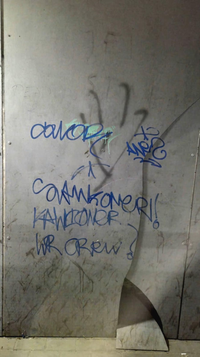 Bród i smród w tunelu pod torami w Siedlcach