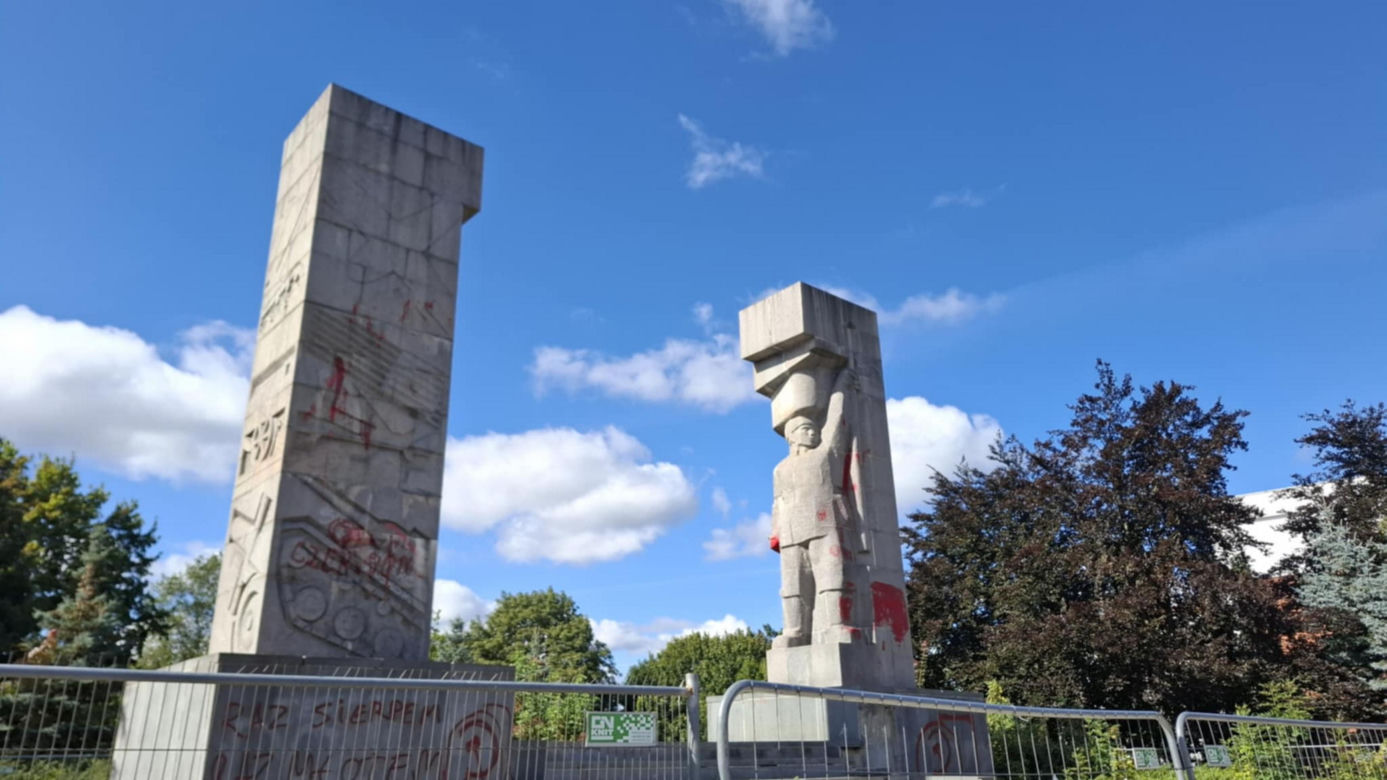 "Szubienice" w Olsztynie znów zniszczone. Sprawcy powinni wstydzić się za wandalizm i... ortografię!