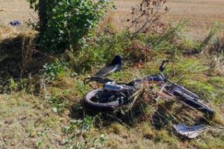 Radzymin: nastolatkowie rozbili się motocyklem na drzewie. Stan jednej z osób jest krytyczny