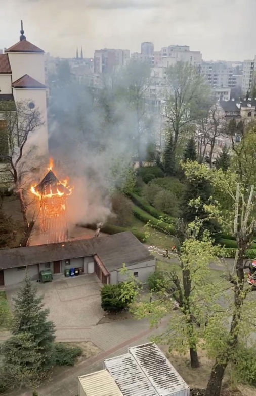 Ktoś podpalił zabytkową drewnianą mającą 208 lat dzwonnicę