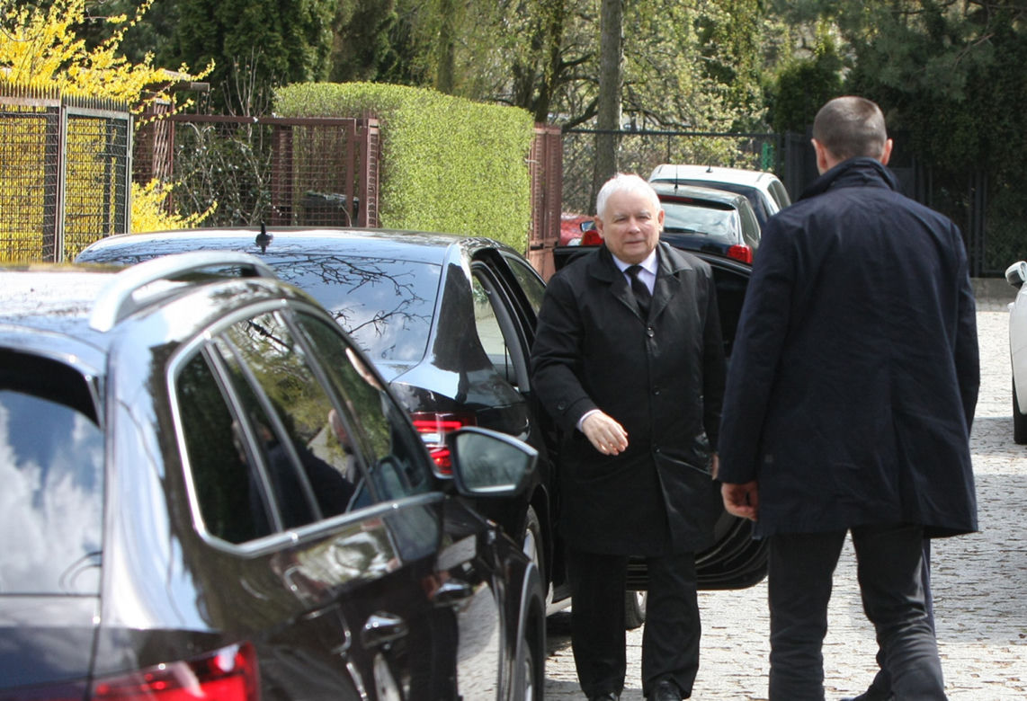 Kaczyński jak gwiazdor! Wpisał się w książkę nieznajomemu 