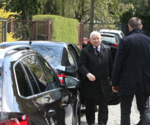 Kaczyński jak gwiazdor! Wpisał się w książkę nieznajomemu 