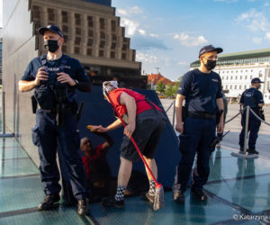 Skandal przy pomniku smoleńskim