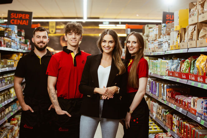 Zarobki w Biedronce poszły w górę. Tyle można zarobić w 2025 roku.