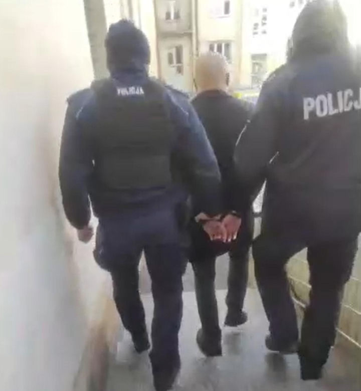 Sylwestrowa bójka pod Rzeszowem. Starli się kibole zwaśnionych klubów. Policja pokazała materiał z zatrzymanymi