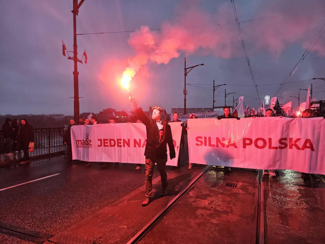 Marsz Niepodległości przechodzi przez most Poniatowskiego