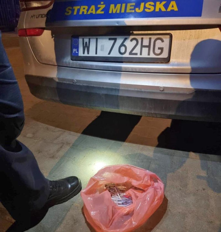 Trawnik usłany strzykawkami i igłami. Strażnicy nazbierali pół wiadra!