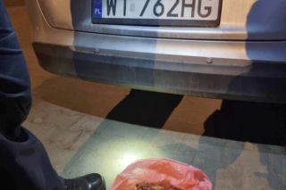 Trawnik usłany strzykawkami i igłami. Strażnicy nazbierali pół wiadra!