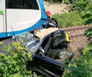 Koszmarny wypadek w Mikołowie! Kobieta w BMW wjechała pod pociąg