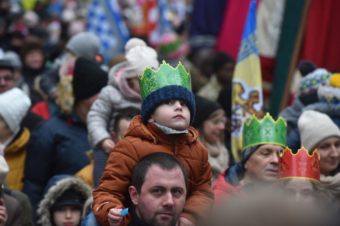 Orszak Trzech Króli 2023 w Toruniu. Efektowne figury, piękne kolory i aktywiści o dramacie uchodźców