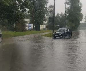 Burza w Białymstoku [30.08-31.08] Ulice jak rzeki. Auta gubiły tablice rejestracyjne [ZDJĘCIA, WIDEO]