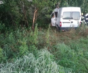Jaczno. Groźny wypadek kierowcy busa. Mężczyzna uderzył autem w drzewo [ZDJĘCIA]