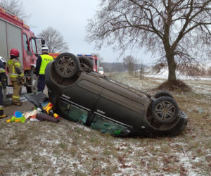Trudne warunki na drogach! Na krajowej 65 dachowało auto [ZDJĘCIA]