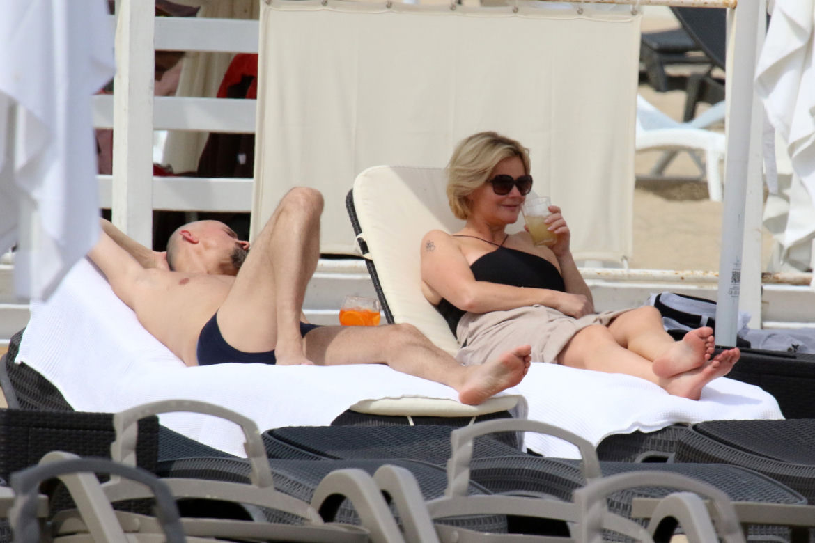 Monika Richardson z ukochanym na plaży