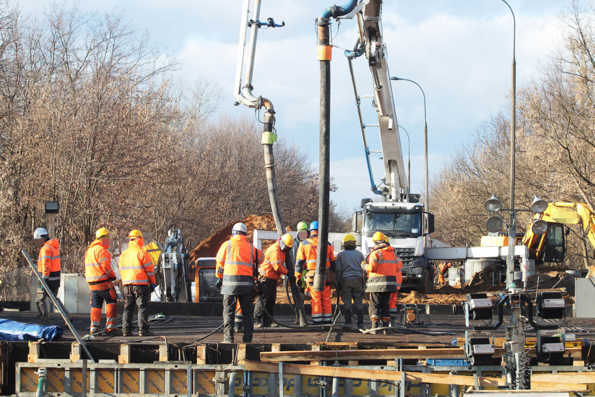 Leją beton na Marywilskiej. Remont walącego się wiaduktu wszedł w kluczowy etap