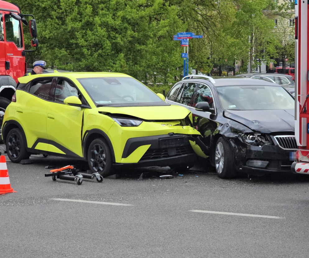 Wypadek na ruchliwym skrzyżowaniu! Posłanka w jednym z aut